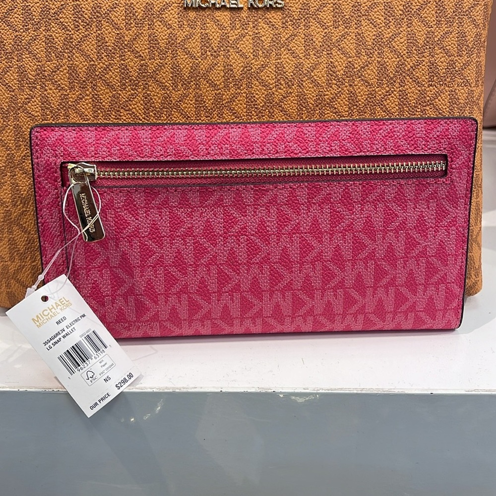 MICHAEL KORS
Reed Large Snap Signature Wallet
Electric Pink 
NWT - Picture 2 of 16